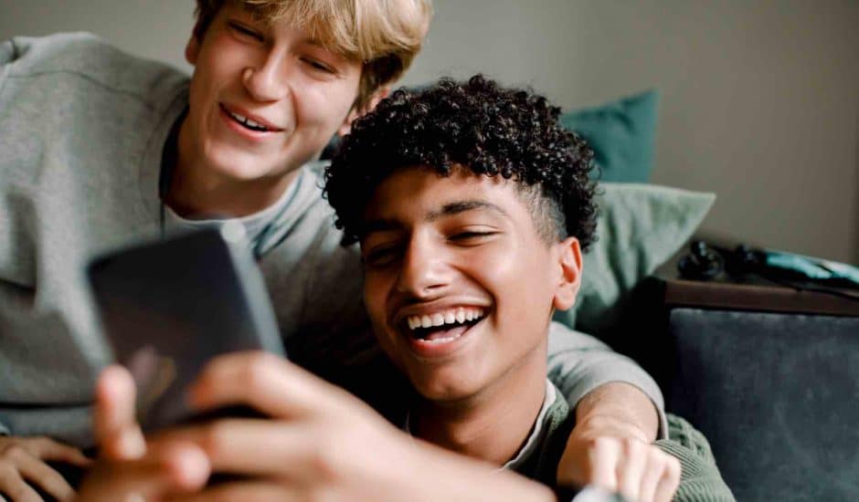 Des adolescents sur un smartphone.