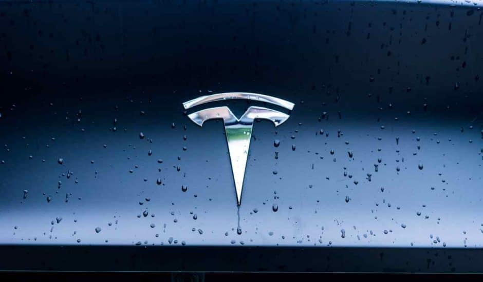 Le logo de Tesla sur une voiture.