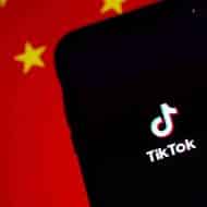 L'application TikTok devant un drapeau chinois.