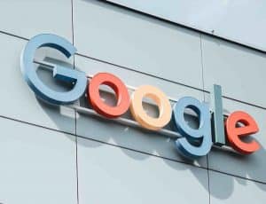 Logo de Google sur une façade.