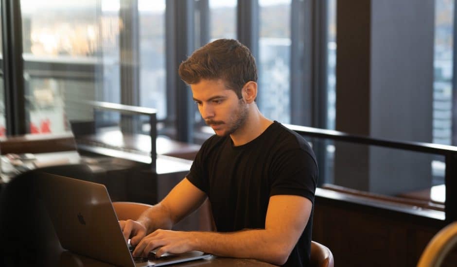 un homme devant son ordinateur portable