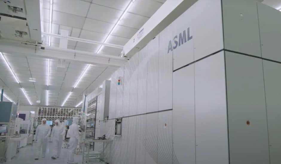 Des chercheurs d'ASML en train de marcher dans un laboratoire en protection