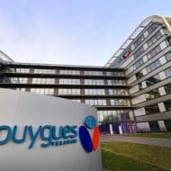 Le logo de Bouygues Telecom devant un immeuble de bureau.