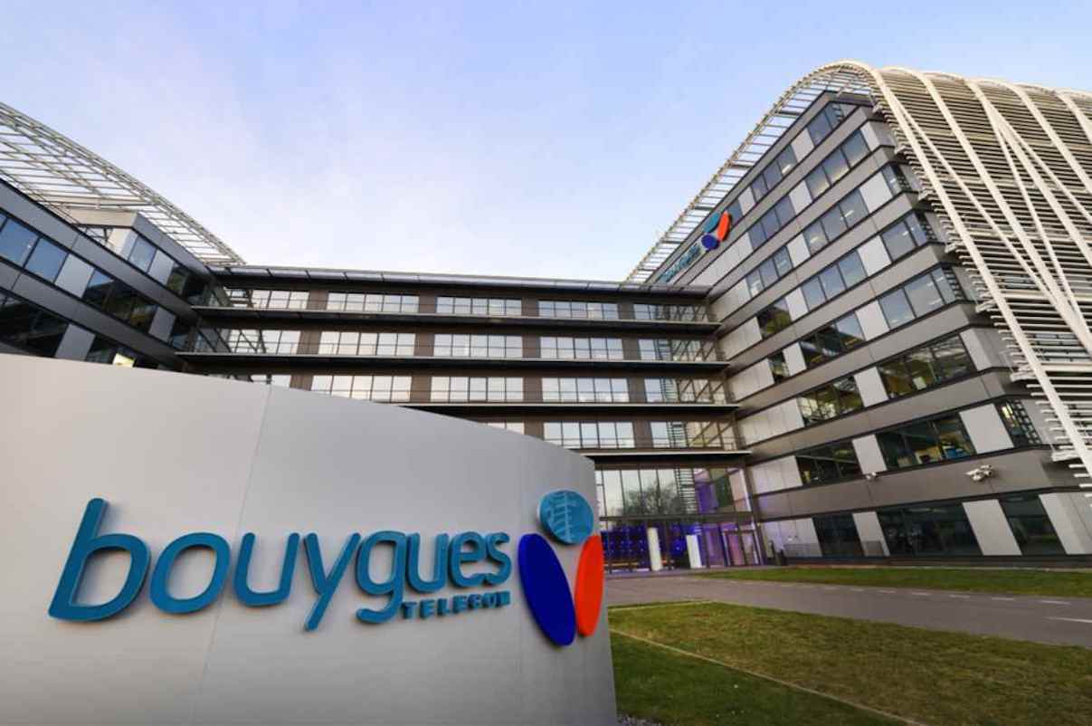 Le logo de Bouygues Telecom devant un immeuble de bureau.