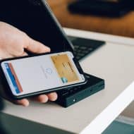 Un paiement effectué via un portefeuille numérique, sur un téléphone.