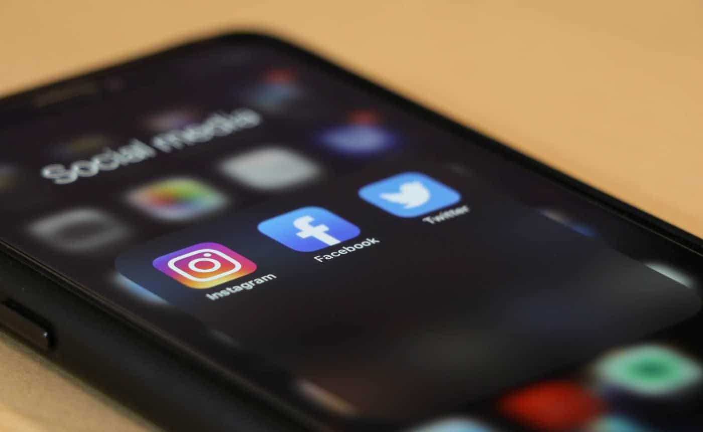 Les logos d'Instagram, Facebook et Twitter sur un smartphone.