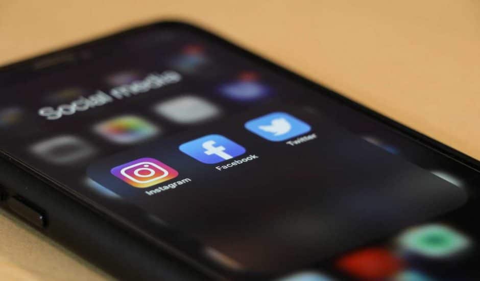 Les logos d'Instagram, Facebook et Twitter sur un smartphone.