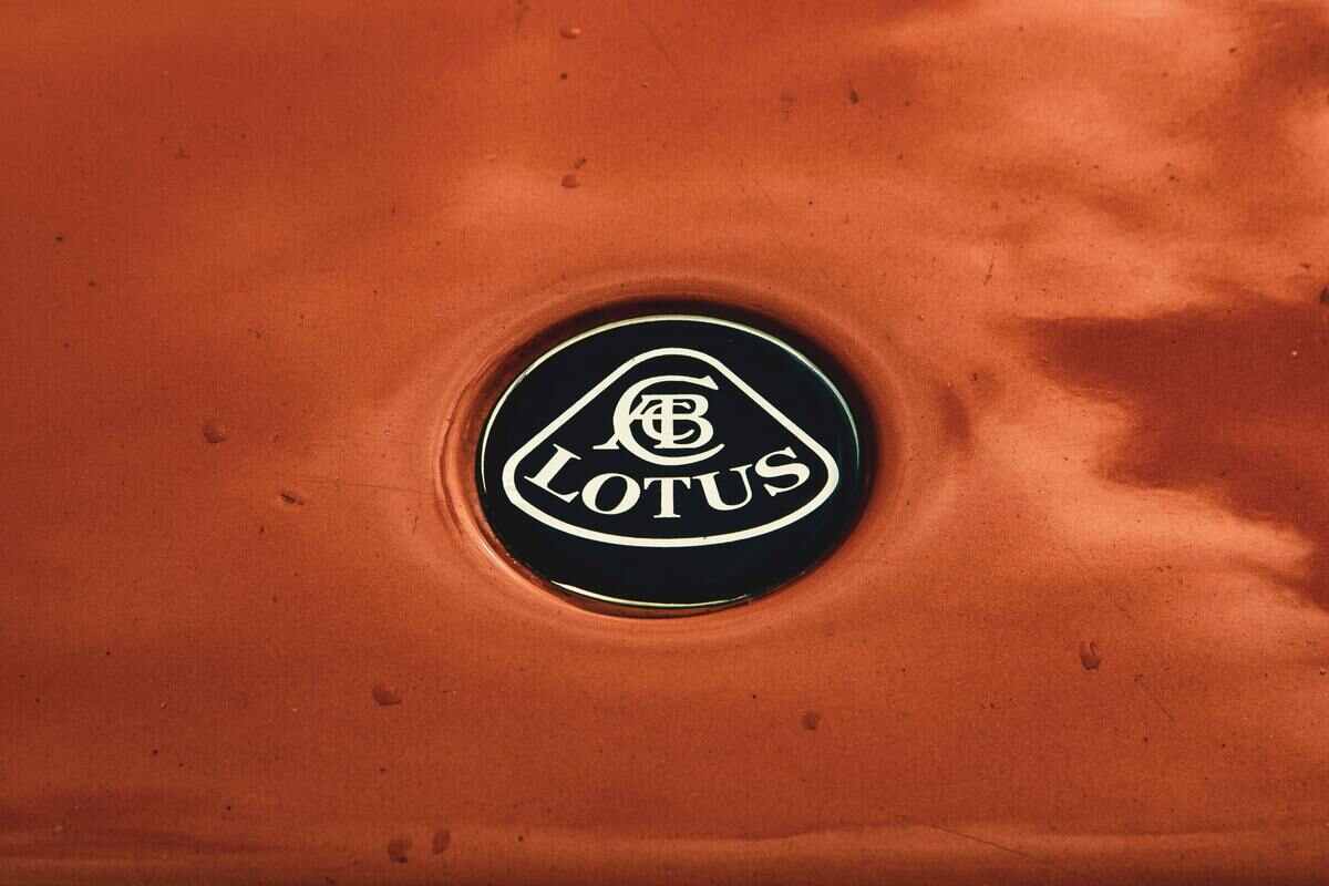 Le capot d'une voiture Lotus.