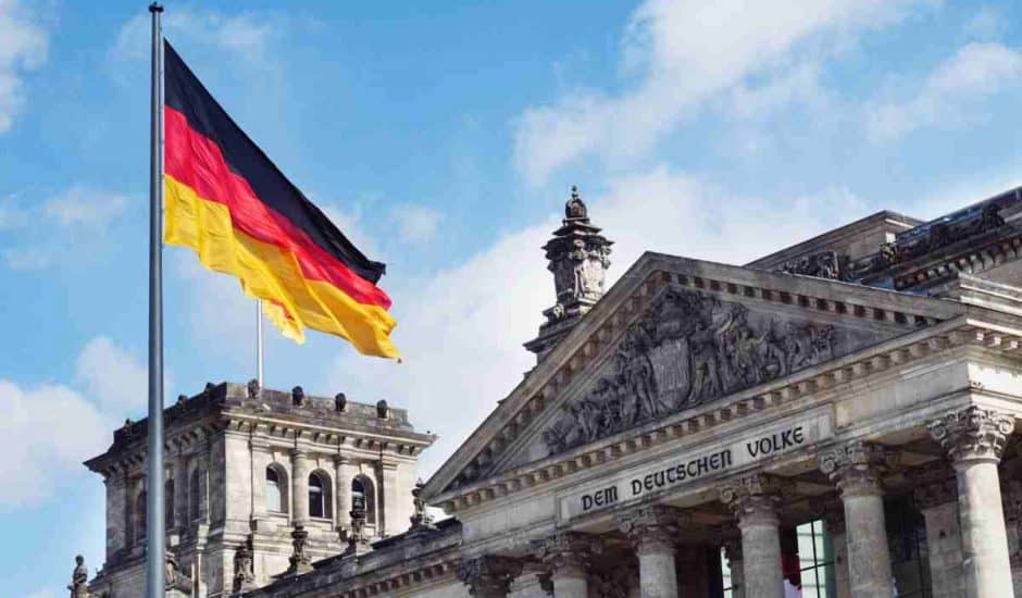 Drapeau de l'Allemagne et Palais du Reichstag.