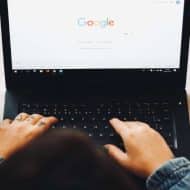 Une personne utilisant Google Chrome sur son ordinateur.