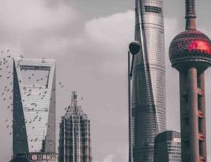 Une photographie de gratte-ciels emblématiques de la ville de Shanghai.