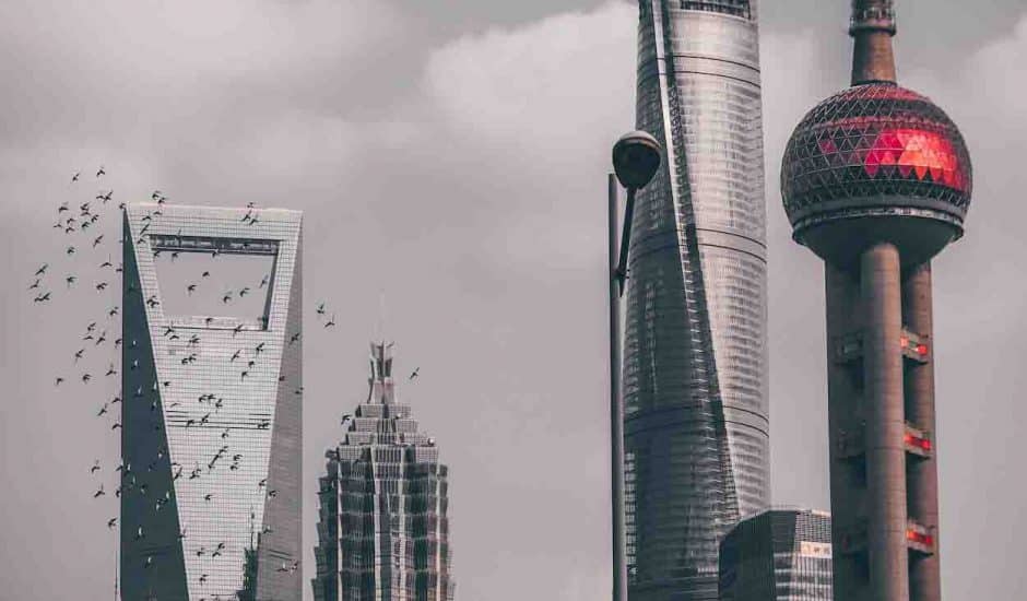 Une photographie de gratte-ciels emblématiques de la ville de Shanghai.