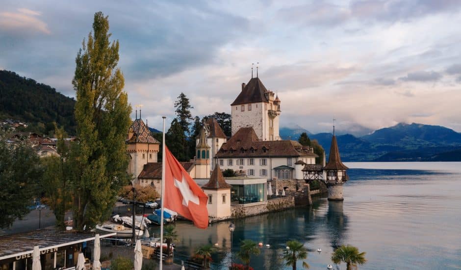 drapeau suisse avec lac