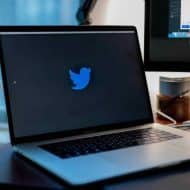 Le logo de Twitter sur un MacBook.