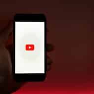 Le logo de YouTube et des Shorts sur un smartphone.