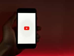 Le logo de YouTube et des Shorts sur un smartphone.