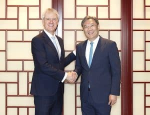 Peter Wennink, PDG d'ASML et Wang Wentao, ministre du commerce en Chine le 28 mars 23