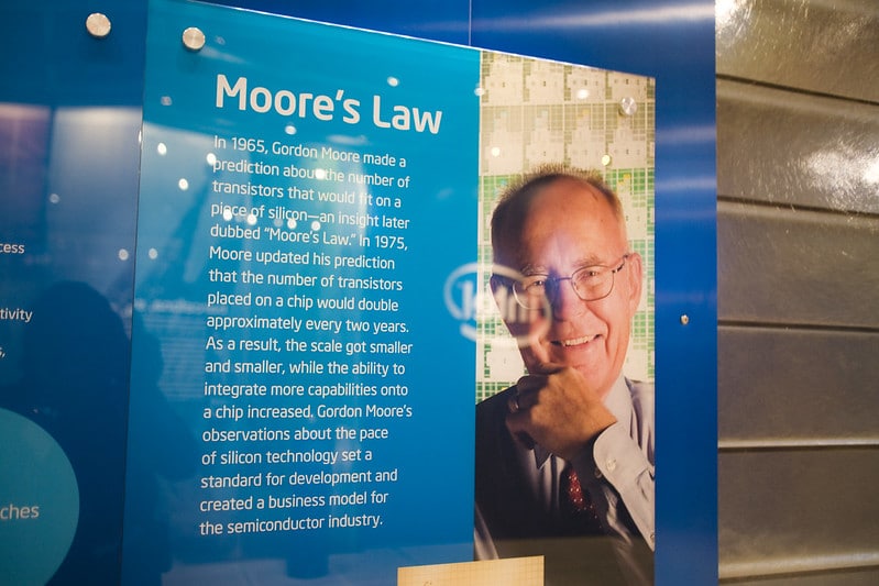 Un panneau d'Intel expliquant la loi de Moore.