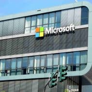 Un bâtiment appartenant à Microsoft avec son logo sur l'une des façades.