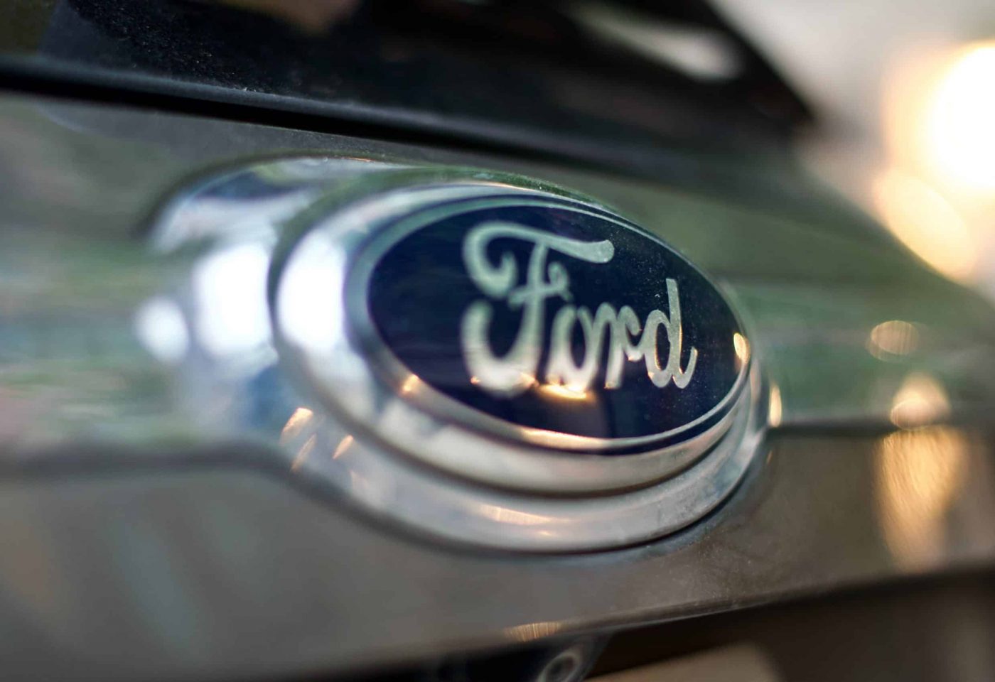 Le logo de Ford sur une voiture.