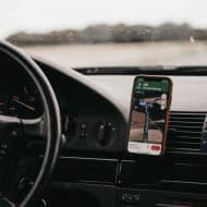Une application de géolocalisation sur un smartphone qui se trouve dans une voiture.