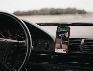 Une application de géolocalisation sur un smartphone qui se trouve dans une voiture.