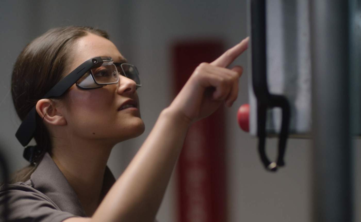 Une femme porte les Google Glass Enterprise 2.
