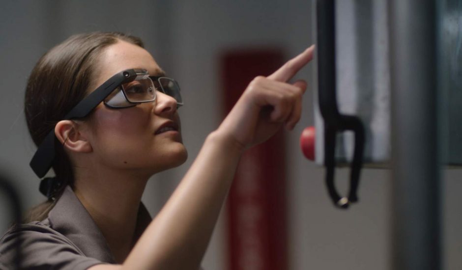 Une femme porte les Google Glass Enterprise 2.