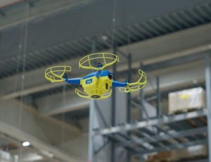 Un drone jaune et bleu dans un entrepôt IKEA.