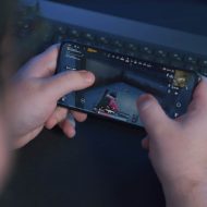 Une personne joue à un jeu sur smartphone.