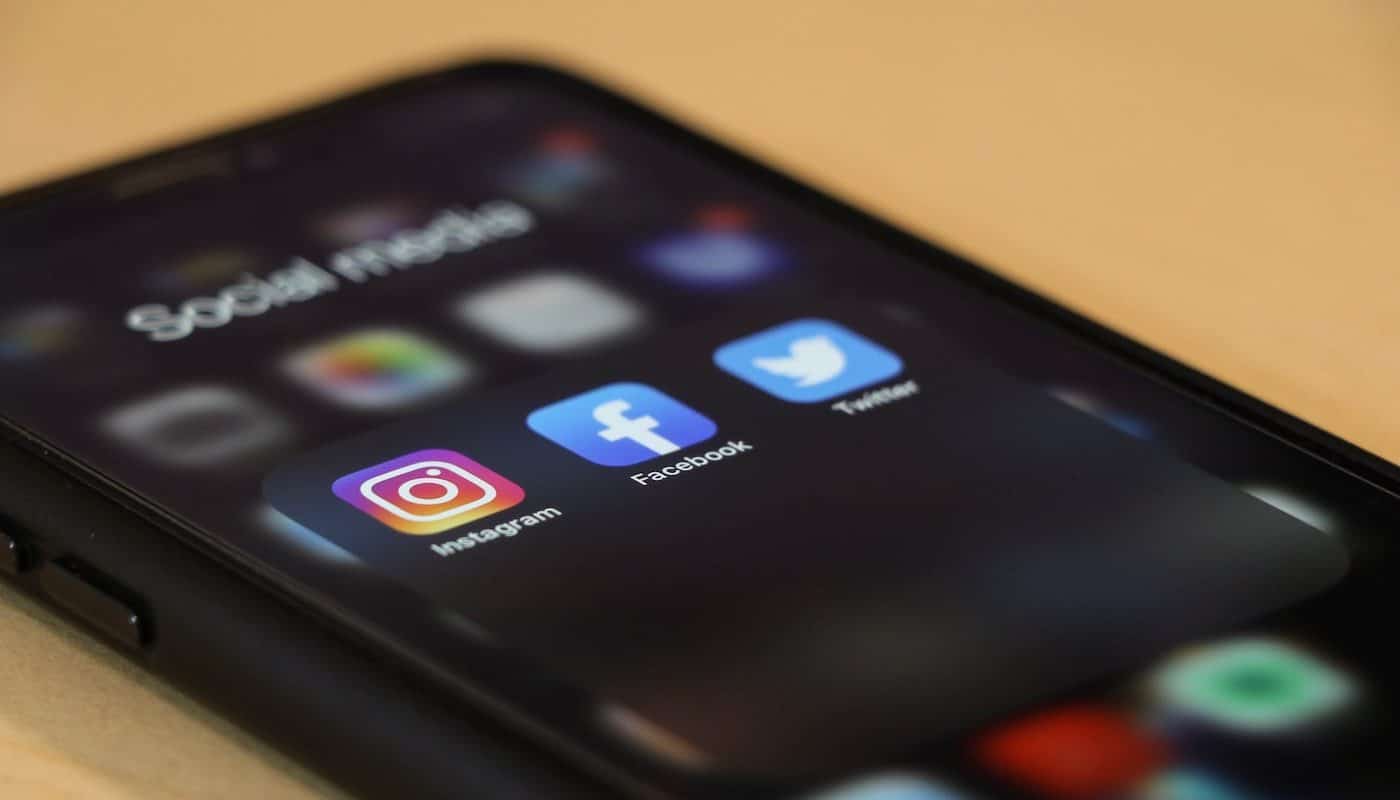 icônes instagram, facebook et twitter sur un écran iphone