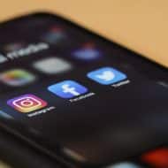 icônes instagram, facebook et twitter sur un écran iphone
