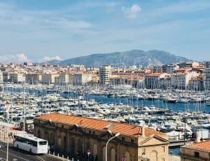 Une vue reculée du vieux port de Marseille.