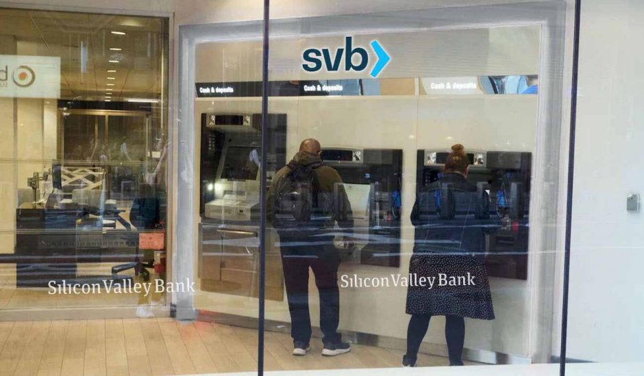 Des personnes retirant de l'argent aux distributeurs de Silicon Valley Bank