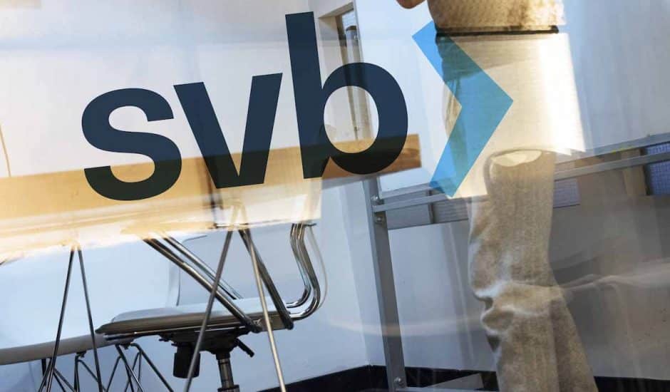 Le logo de Silicon Valley Bank sur la vite d'une salle de réunion