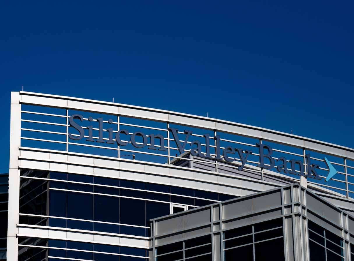 Le logo de Silicon Valley Bank sur un immeuble de bureau