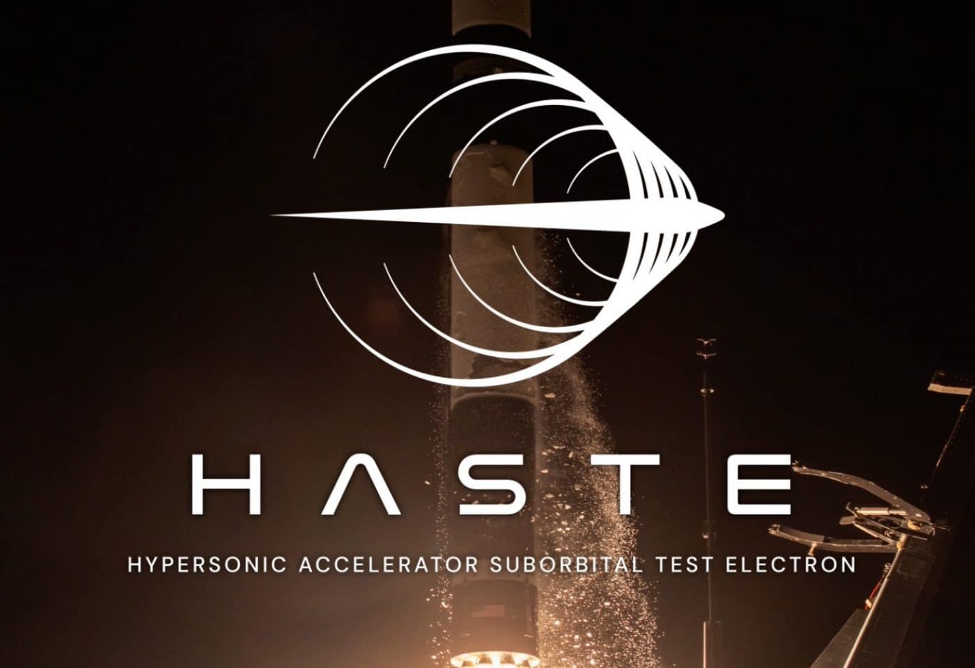 Lancement d'une fusée Rocket Lab avec le logo d'un des services de l'entreprise.