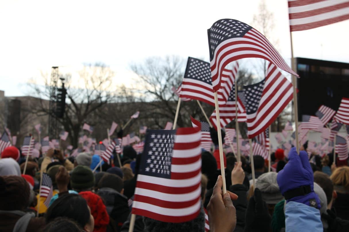 Des Américains brandissent des drapeaux des États-Unis.