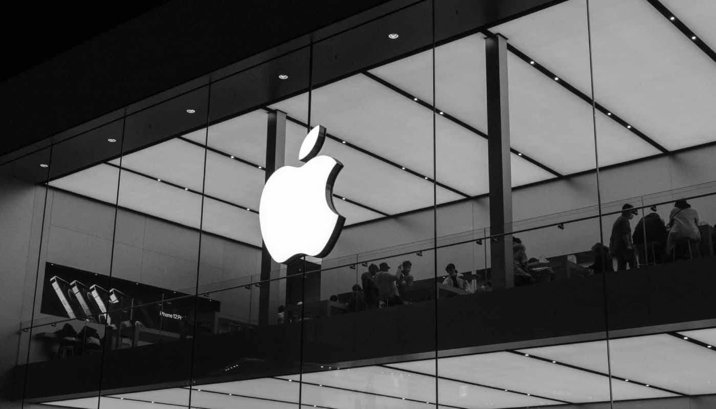Le logo d'Apple sur une façade en verre.