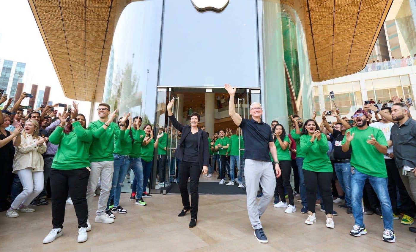 Tim Cook et la vice-présidente d'Apple saluant la foule de vendeurs et clients devant le nouvel Apple Store à Bombay en Inde