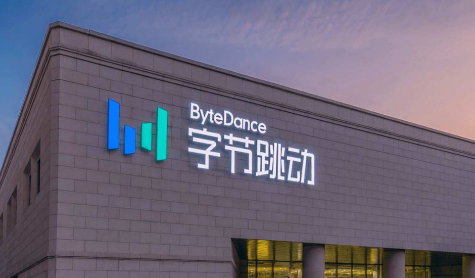 Le logo de ByteDance sur un bâtiment.