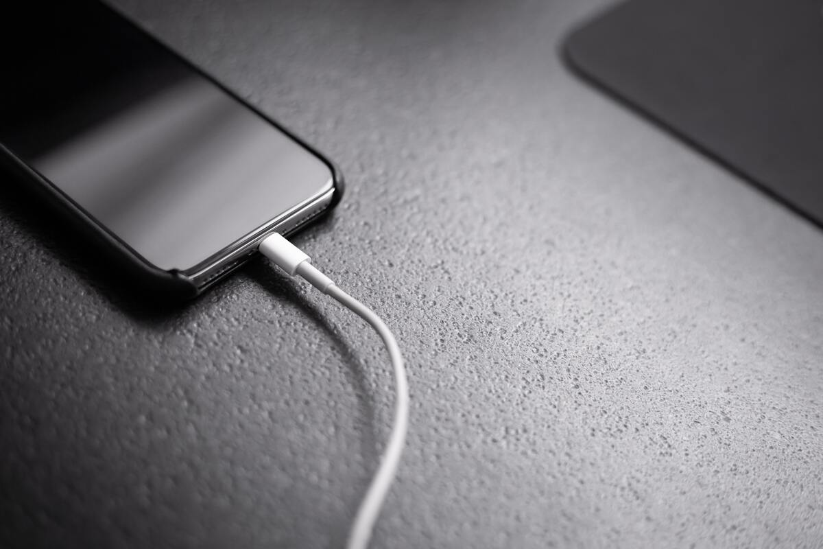 Un iPhone en train de charger en USB.
