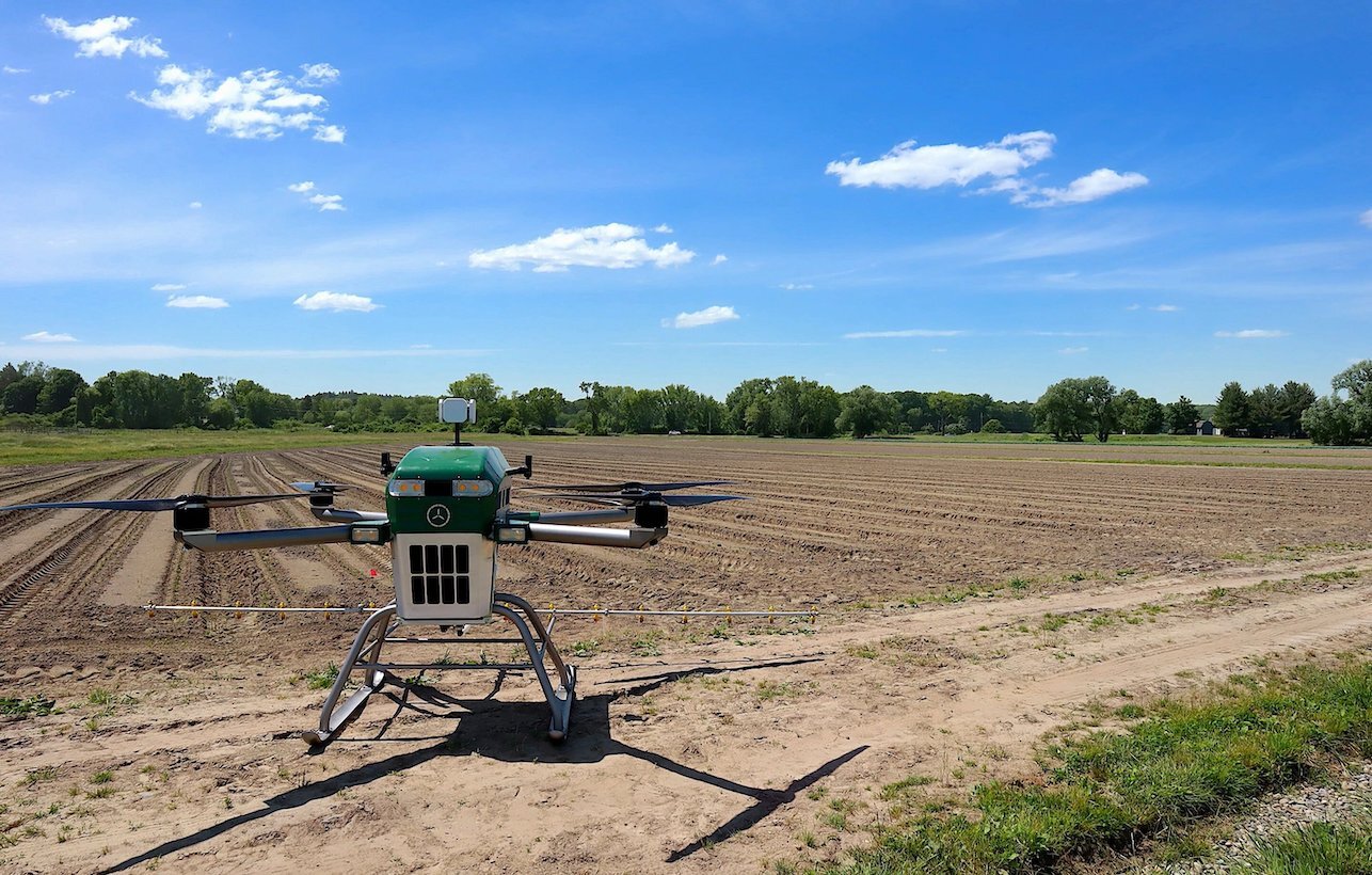 Un drone agricole de Guardian Agriculture posé dans un champ