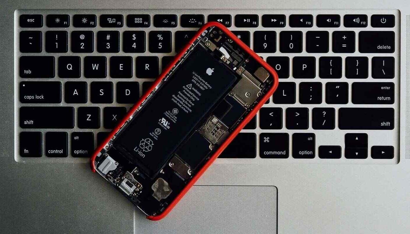 un iPhone d'Apple avec sa batterie visible.