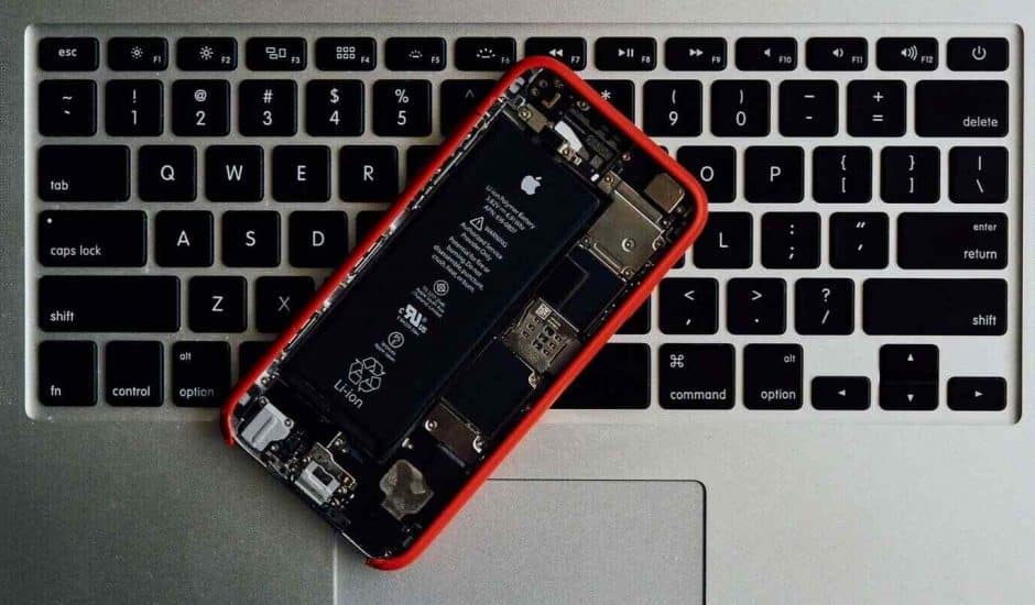 un iPhone d'Apple avec sa batterie visible.