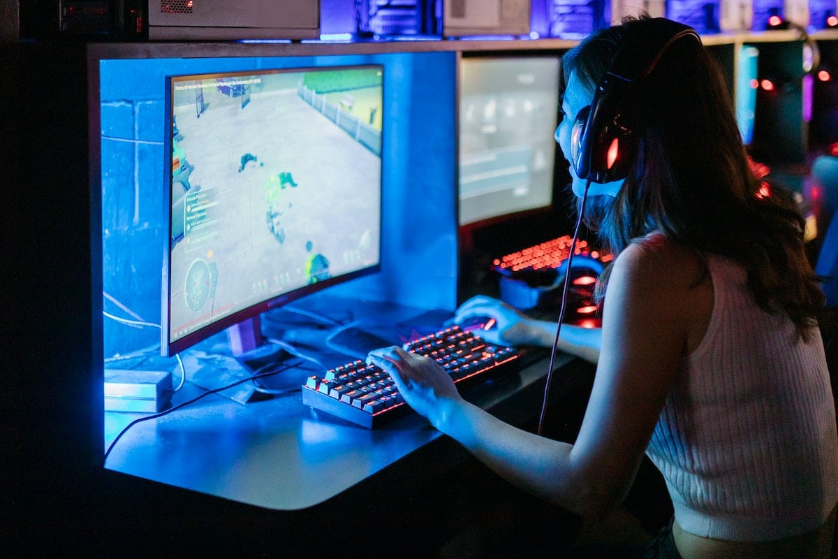 une femme en train de jouer à un jeu vidéo sur son ordinateur