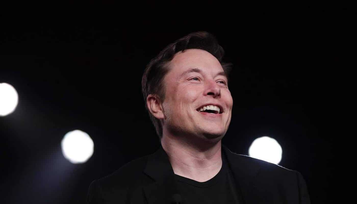Portrait d'Elon Musk en train de rigoler.