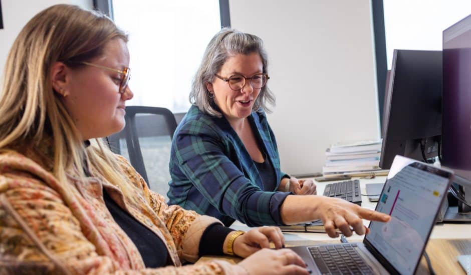 deux femmes travaillant sur un ordinateur