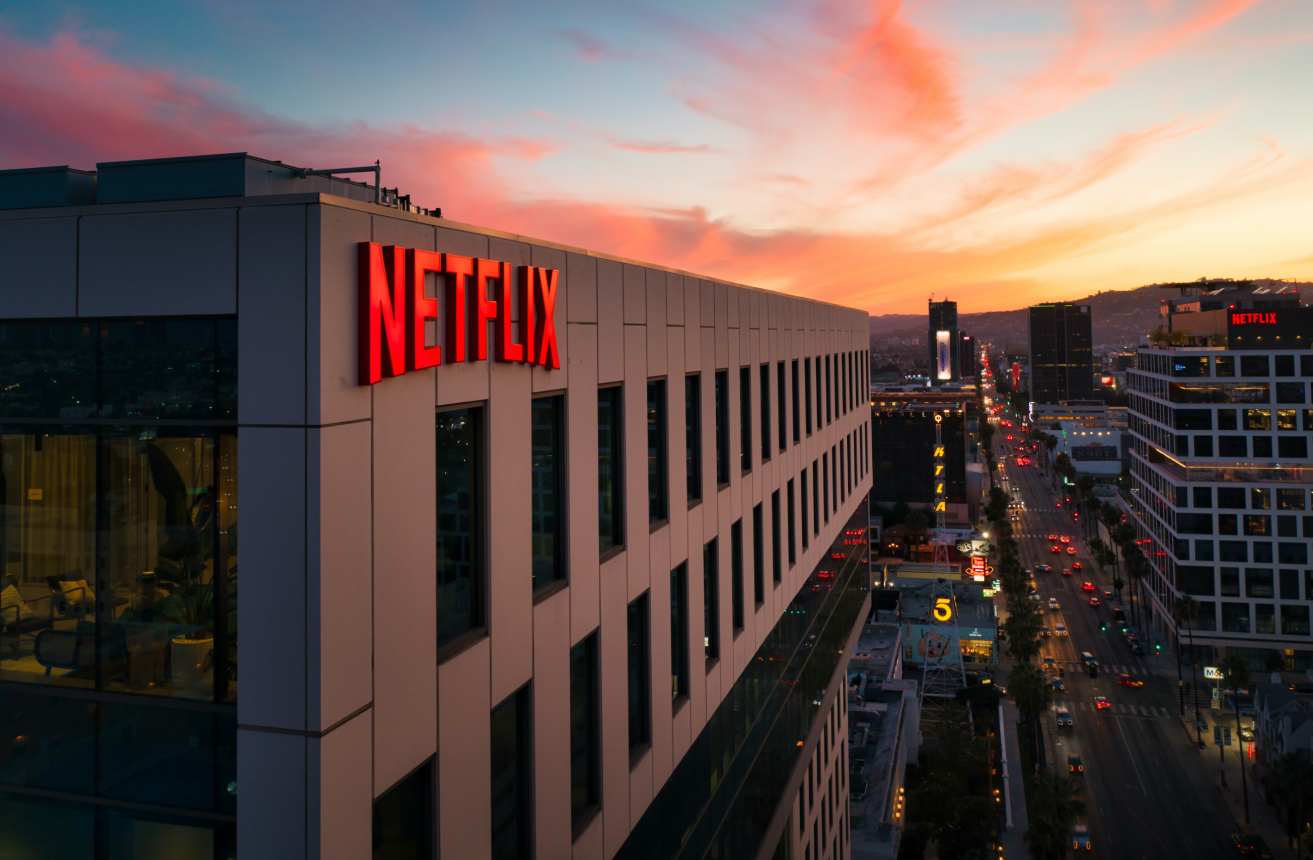 Le logo de Netflix sur un bâtiment.
