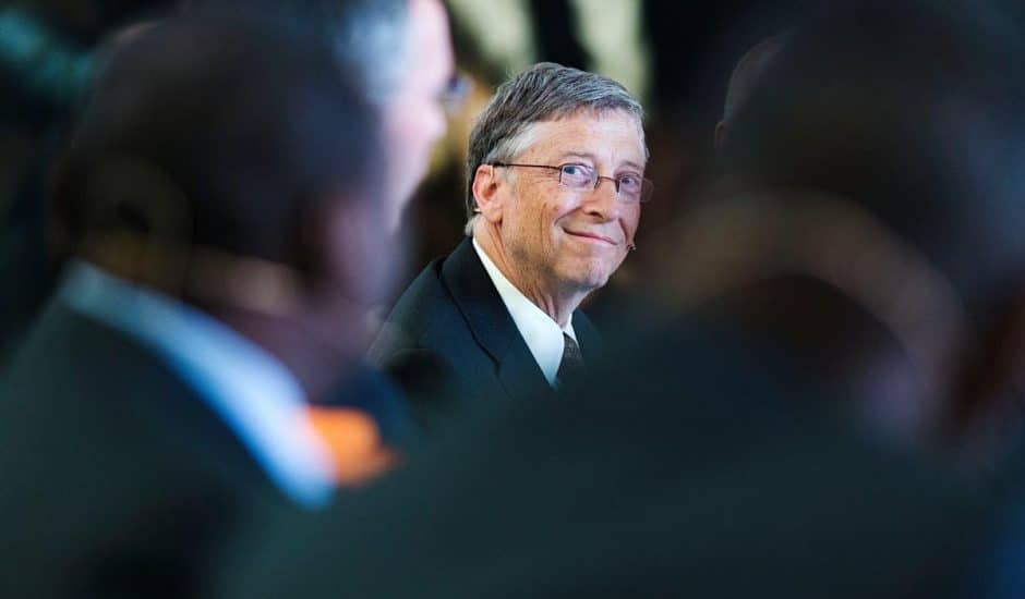 Bill Gates entouré d'autres personnes.